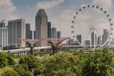 Bay, Singapur tarafından Gardens Flyer ve Supertrees.