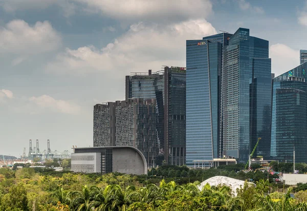 Menara Selatan pencakar langit Financial District di Singapura . — Stok Foto