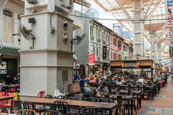 Food street w Chinatown oferuje siedzenia w cieniu, Singapur. — Zdjęcie stockowe