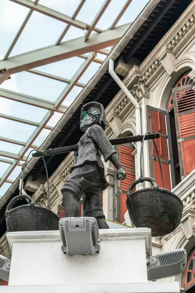 Statue eines Fischers, der Körbe auf einer Schulterstange in Chinato trägt — Stockfoto