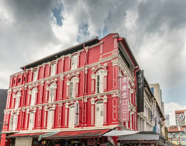 Fachada vermelha histórica em Chinatown, Singapura . — Fotografia de Stock