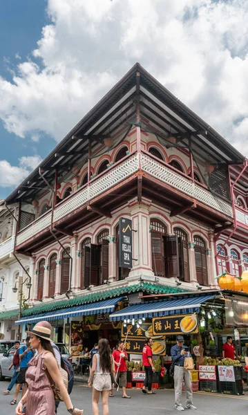 Történelmi sarok, balkonos ház, Chinatown, Sin — Stock Fotó