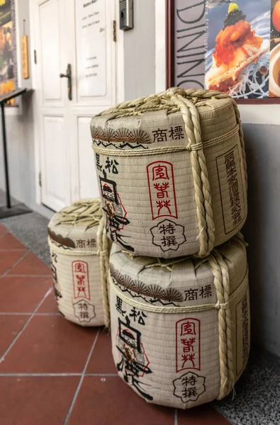 Cubiertas de barril de sake tradicional en Club Street, Singapur . — Foto de Stock
