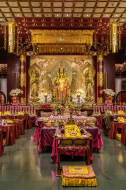 Singapur, Buda 'nın Dişi Kalıntısı Tapınağı' ndaki ana ibadet odası..