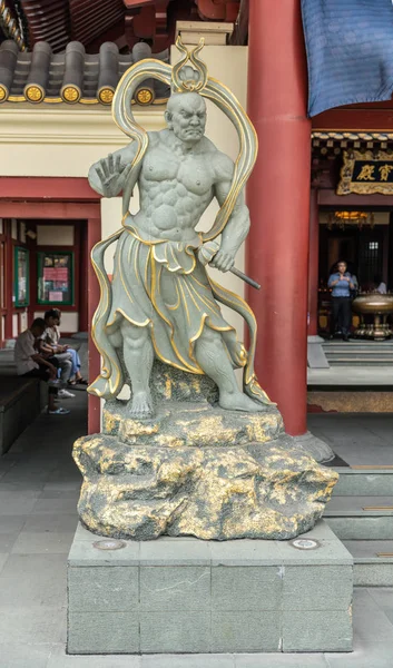 Guardián de Vajrayana fuera de Buddha Tooth Relic Temple, Singapur . — Foto de Stock