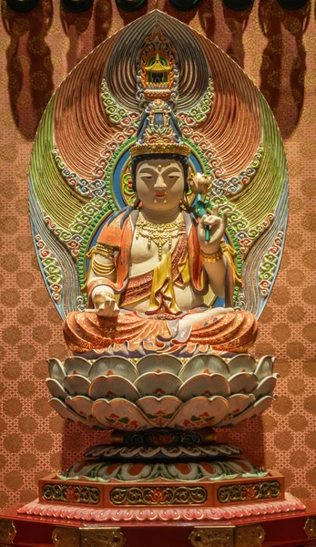 Крупный план Махастамапрапты в храме зубной реликвии Будды, Сингап — стоковое фото