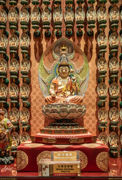 Estátua de Mahasthamaprapta em Buda Templo da Relíquia dos Dentes, Singapura . — Fotografia de Stock