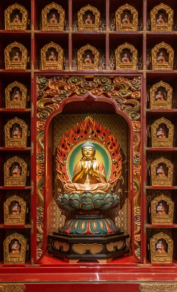 Fire Sermon Buddha niche in wall at Buddha Tooth Relic Temple, S — ストック写真