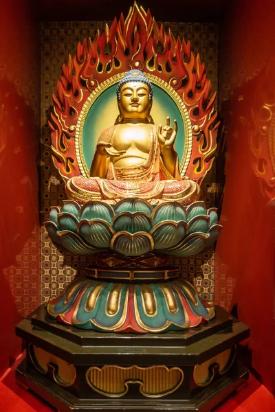 Enseñando a Buda sobre loto en Buddha Tooth Relic Temple, Singapur —  Fotos de Stock