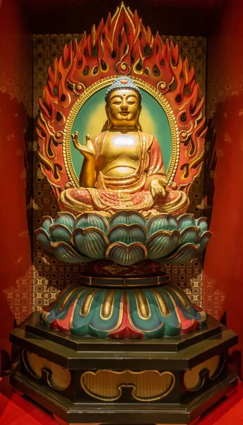 Superar el miedo Buda en loto en Buddha Tooth Relic Temple, Si —  Fotos de Stock