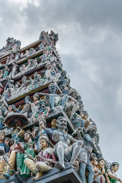 Деталь башни Гопурам на Шри Мариамман индуистский храм, Сингапур — стоковое фото