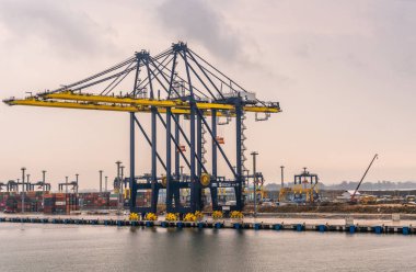Laem Chabang, Tayland 'daki konteyner terminalinde vinçler.