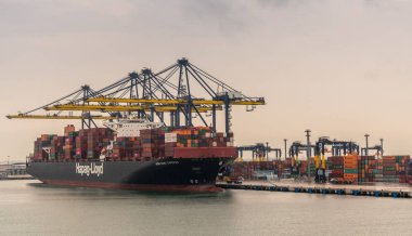 Laem Chabang, Thailan 'da konteyner terminali ve Hapag Lloyd gemisi