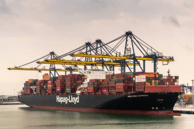 Laem Chabang konteyner terminalinde Hapag Lloyd gemisine yakın çekim, 