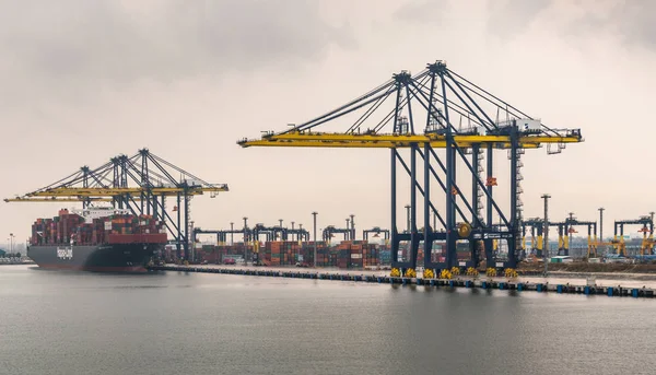 Laem Chabang, Tayland 'da deniz yoluyla konteyner terminaline giriliyor..