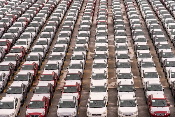 Primer plano de decenas de coches Dodge en el muelle en el puerto de Laem Chabang, Th — Foto de Stock