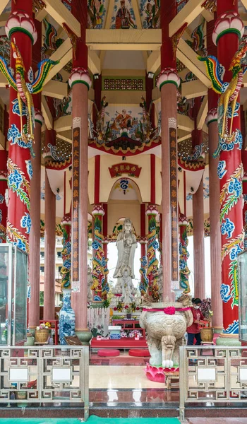 Guan Yin in the center of her shrine on Ko Loi Island, Si Racha, — Stock Photo, Image