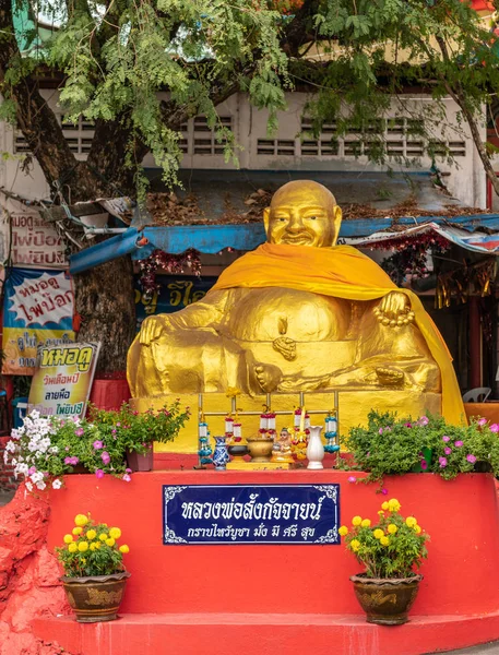 Bouddha d'or vers le bas de Wat Koh Loy sanctuaires sur Ko Loi Island, Si — Photo