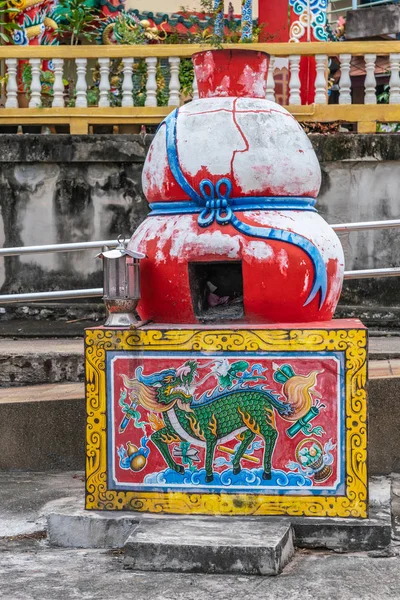 Horno de ofrenda rojo en la isla de Ko Loi, Si Racha, Tailandia . — Foto de Stock