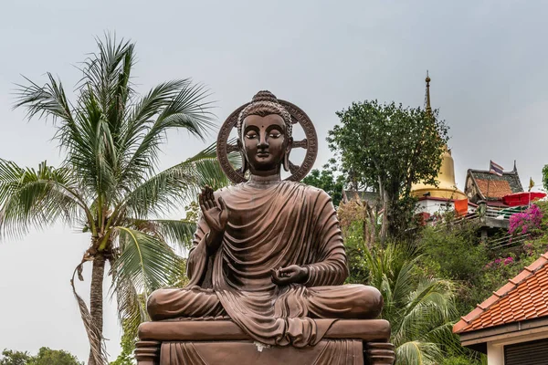 Assis Bodhisattva éclairé et compatissant sur l'île Ko Loi , — Photo