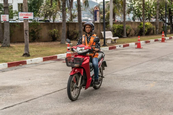 Man with orange vest on motorbike on Ko Loi Island, Si Racha, Th — Stock Photo, Image