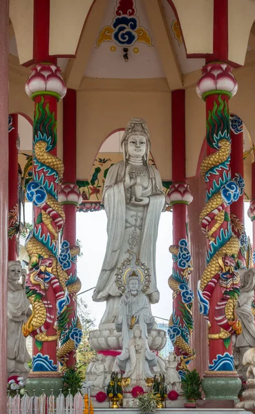 Guan Yin e entourage al centro del suo santuario sull'isola di Ko Loi , — Foto Stock