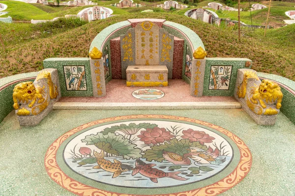 Fish themed grave at Chao Pho Khao Chalak Cemetery, Bang Phra, T — 스톡 사진