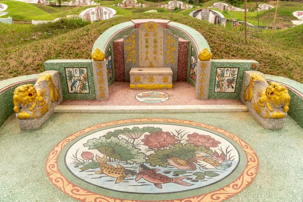 Chao Pho Khao Chalak Mezarlığı 'ndaki balık temalı mezar, Bang Phra, T