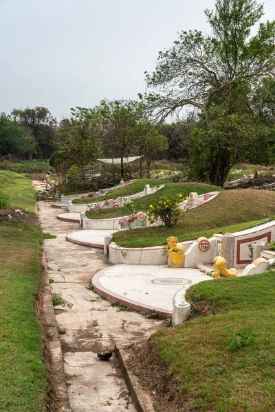 Path along graves at Chao Pho Khao Chalak Cemetery, Bang Phra, T — 스톡 사진