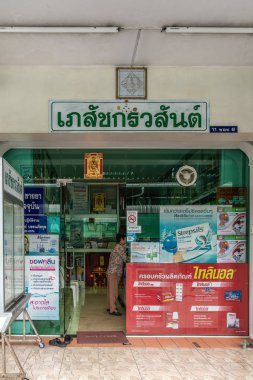 Chon Buri, Tayland 'daki Sukhumvit Yolu' nda eczane cephesi.