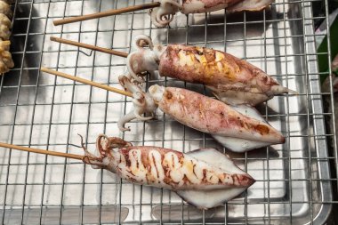 Chon Bur 'daki sokak pazarında satılığa çıkarılmış mürekkep balıkları.