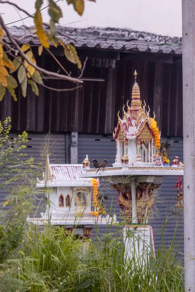 Privater Schrein an der Seite der Sukhumvit-Straße in chon buri, Thailand — Stockfoto