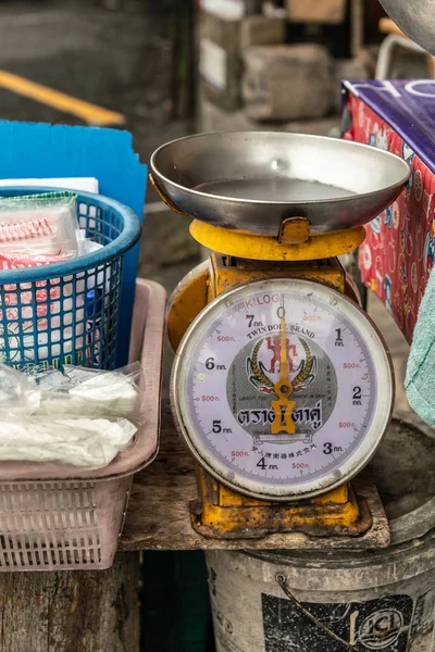 Närbild av återförsäljarskalan på gatumarknaden i Chon Buri, Thailand — Stockfoto