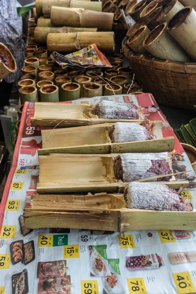 Geöffnete Bambushalter mit süßer Paste auf dem Straßenmarkt in Chon — Stockfoto