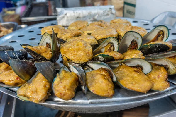 Fried mussels in dough at street market in Chon Buri, Thailand. — Stock Photo, Image