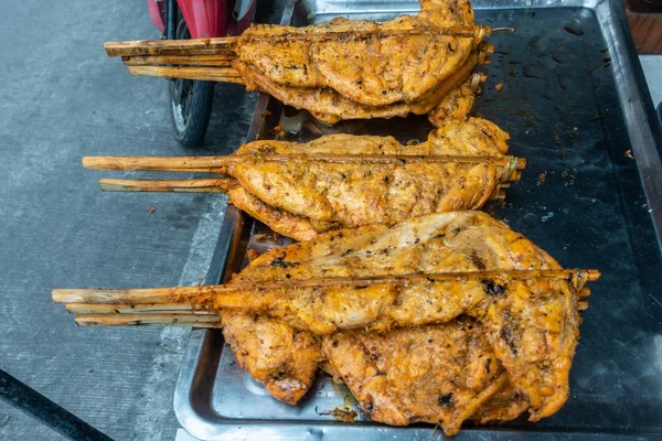 Lapított csirkehús pálcikán a Nong Mon piacon Chon Buriben, — Stock Fotó