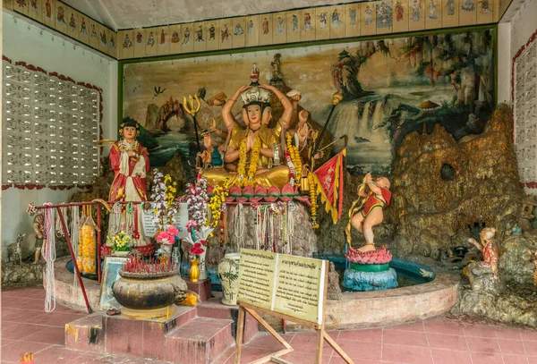 Guan Yin gruppo di statue al monastero di Wang Saen Suk, Bang Saen, Tha — Foto Stock