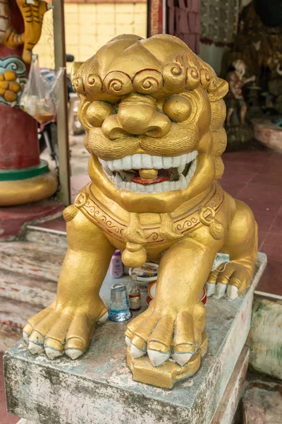 León dorado en el monasterio de Wang Saen Suk, Bang Saen, Tailandia . —  Fotos de Stock