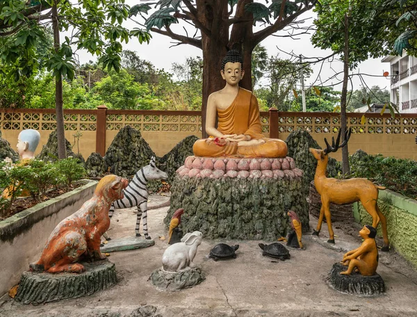 Buda se dirige a la vida silvestre en el monasterio de Wang Saen Suk, Bang Saen , — Foto de Stock