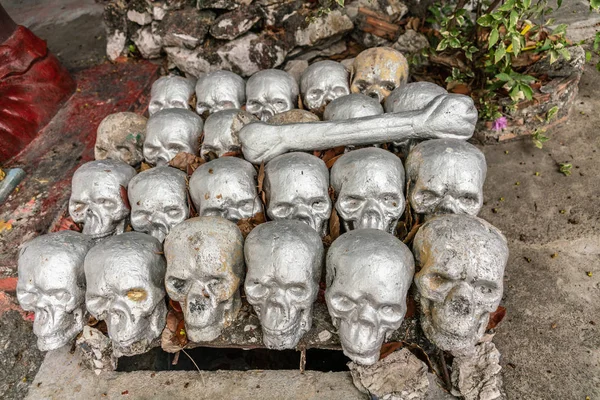 Montón de calaveras de plata en el Jardín del Infierno en Wang Saen Suk monaste — Foto de Stock