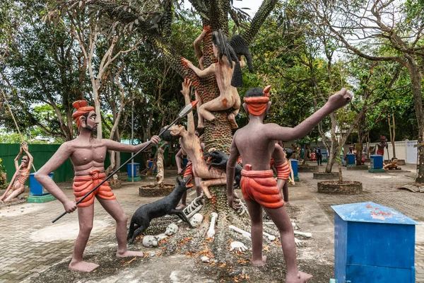 Pareja huye de lobos y aves en el Jardín del Infierno en Wang Saen Suk — Foto de Stock