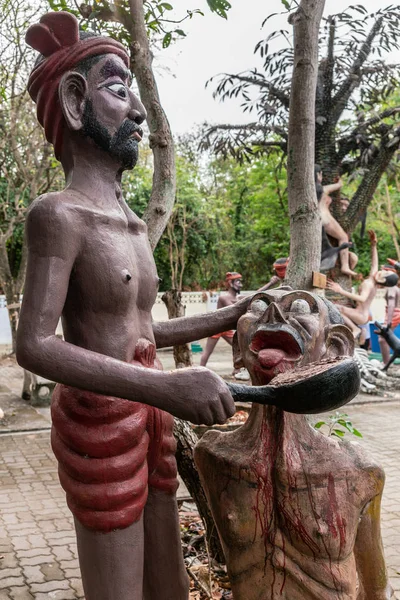 El diablo derrama plomo hirviendo en la boca del hombre en el Jardín del Infierno en Wa — Foto de Stock