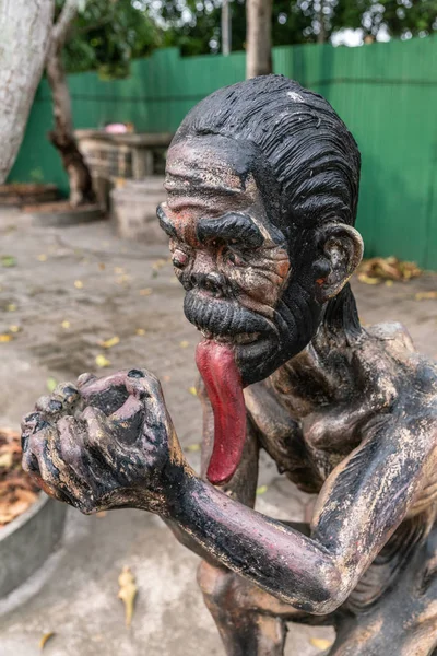 Gros plan, homme à longue langue au Jardin de l'Enfer à Wang Saen Suk — Photo