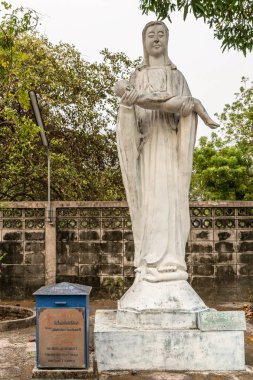 Wang Saen Suk manastırında İsa heykelini tutan Bakire Meryem, Ban