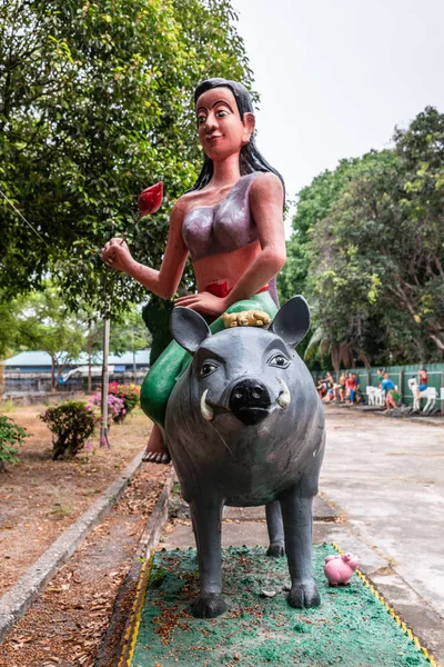 Женщина на статуе свиньи в монастыре Ван Сан Сук, Банг Саен, Тайл — стоковое фото