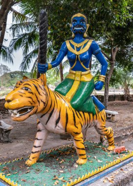 Wang Saen Suk Manastırı 'ndaki kaplan heykelindeki adam, Bang Saen, Tayland