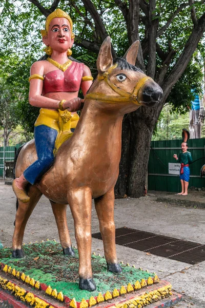 Estatua de mujer a caballo en el monasterio de Wang Saen Suk, Bang Saen, Tha — Foto de Stock