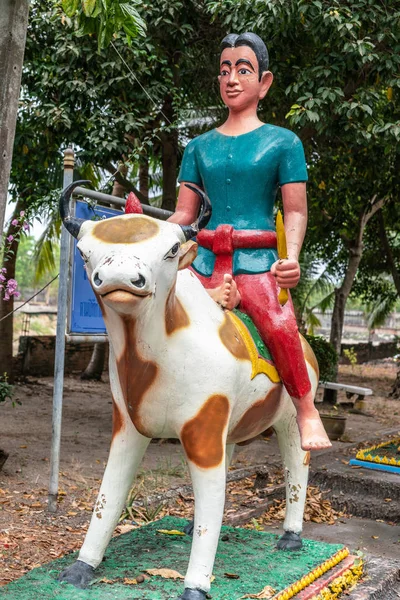 泰国磅萨昂王禅寺牛雕像上的人 — 图库照片