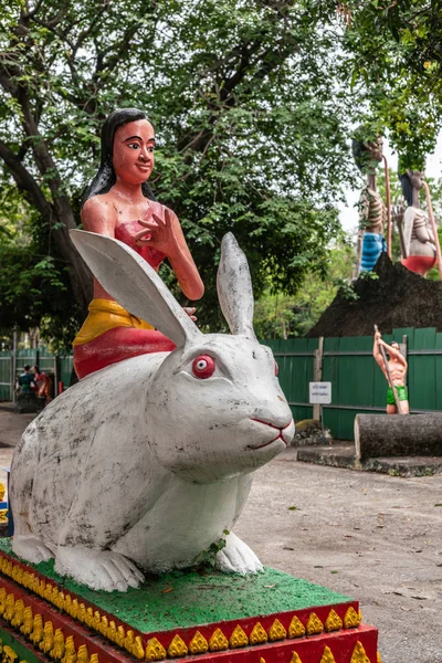 Th, Bang Saen, Wang Saen Suk修道院兔子雕像上的妇女 — 图库照片