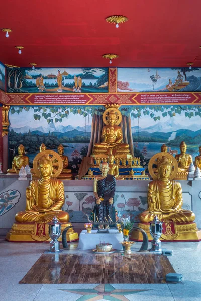 Statue d'oro nella sala di preghiera principale del monastero di Wang Saen Suk, B — Foto Stock